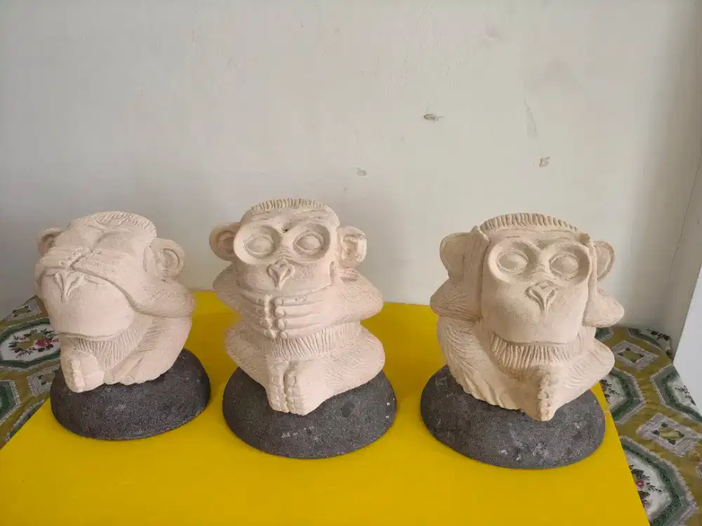 Patung batu monyet “See No Evil, Hear No Evil, Speak No Evil”