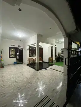 Rumah bagus di sulfat agung depan rumah ada taman parkiran luas