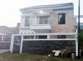 Dijual Rumah di Kencana loka 2lantai Sebrang Golden Viena