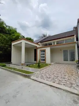 Dijual Rumah Lebar di Komp Halton Place - Medan Denai