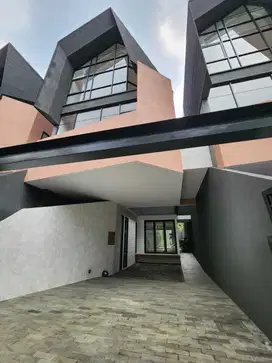 Hunian Modern 3 Lantai, Dalam Komplek Strategis dekat Kemang Raya
