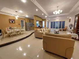 Rumah 2 lantai 5+1 kamar hadap tenggara di Sapphire