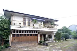 JUAL CEPAT RUMAH 3 LANTAI, TAMAN LUAS, DI PERUMAHAN, FULL FURNISHED.