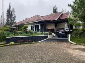Villa cantik 4 kamar di kota bunga cipanas dekat kolam renang
