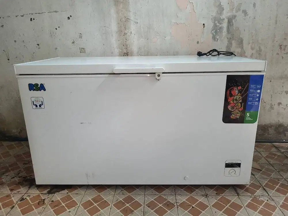 Freezer rsa Cf 460 46 liter pemakaian 8 blan kondisi normal mulus 85 %