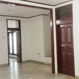 Rumah 2,5 Lantai 5+1 Kamar Hadap Selatan di Rawamangun