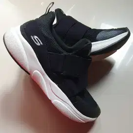 Skechers hitam bisa buat sekolah