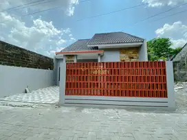 RUMAH CANTIK, BANGUNAN BARU TIPE BESAR, DEKAT STADION MAGUWO