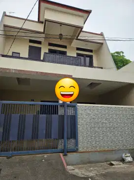 DISEWAKAN DIKONTRAKKAN RUMAH 2 LANTAI SURABAYA SELATAN.