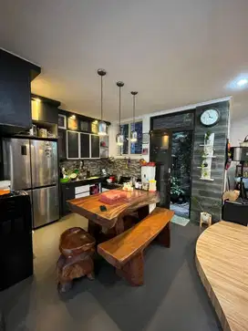 Rumah 3 Lantai Elegan BCV Pasir Impun Semi Furnish & Desain Modern.
