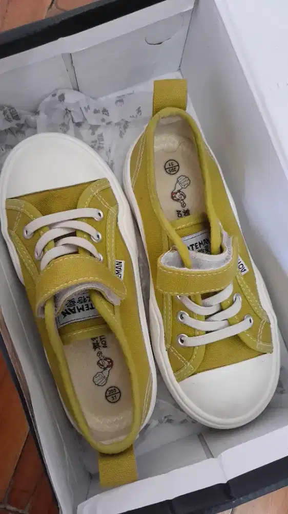 Sepatu bekas seperti baru