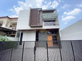 RUMAH 2 LANTAI LOKASI STRATEGIS DEKAT MONUMEN JOGJA KEMBALI