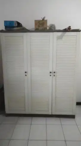 Lemari pakaian 3 pintu