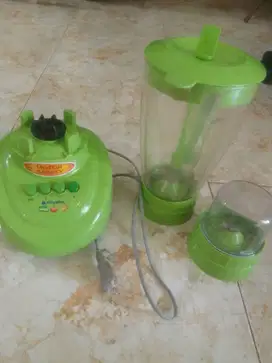 Dijual blender kaca gelas 3 in 1, kapasitas 1.5 liter, dus nya ga ada.