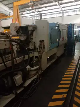 mesin injeksion plastik