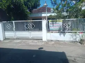 Rumah Pusat Kota Pacitan, Modern, Luas, dan Terjangkau