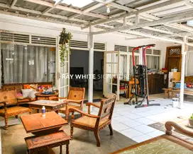 Rumah Lama Terawat di Lokasi Prime, WIjaya - Kebayoran Baru