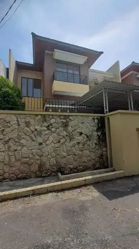 Rumah Dijual Di Kemang III jakarta selatan semi furnished ada pool
