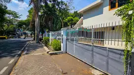 Rumah Lama Posisi Hook di Darmawangsa Raya, Jakarta Selatan