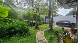 Rumah Siap Huni dengan tanah yang Luas di Lebak Bulus
