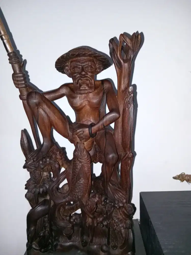 patung kayu jati orang memancing