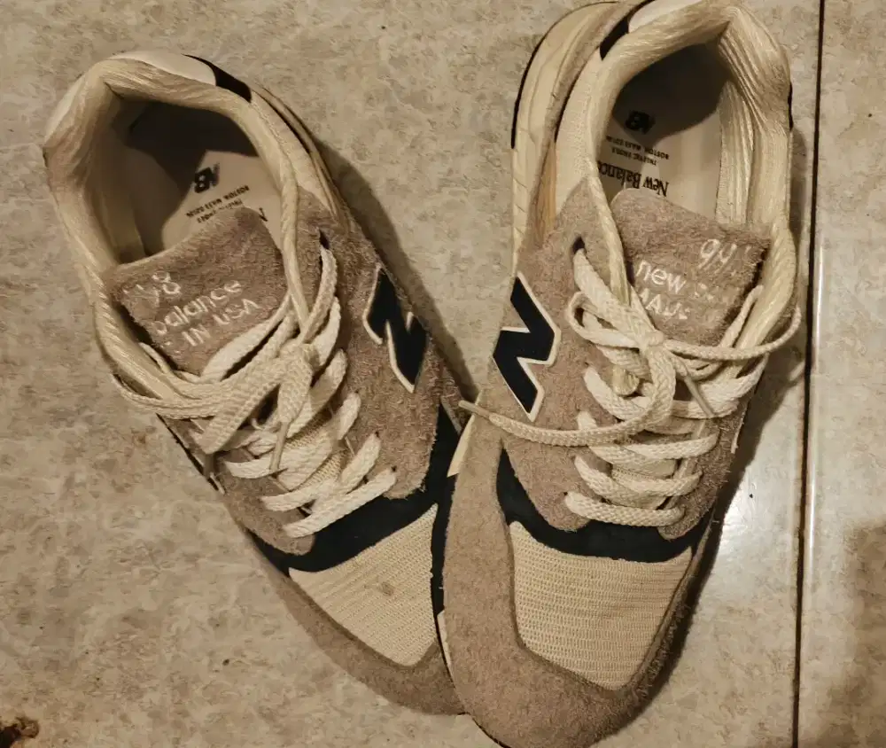 Sepatu abu putih NB 998