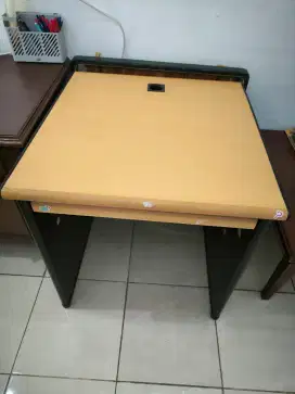 Meja kerja atau untuk kantor