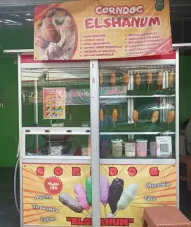 Etalase jualan di tempat