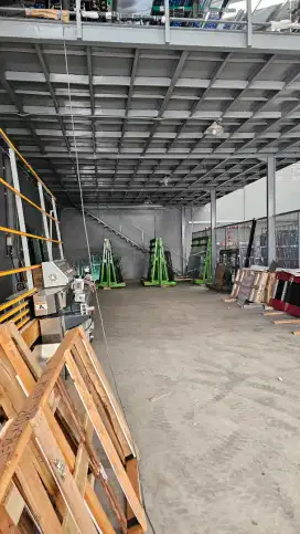 Tkg potong kaca dan operator mesin bevel