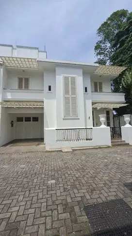 Rumah Dijual semi furnished ada pool Di Kemang Barat Jakarta Selatan
