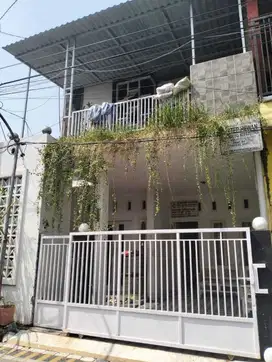 RUMAH DI KELURAHAN SUKOMULYO, MANYAR, GRESIK