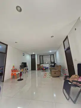 Rumah Semi Furnished Luas Bangunan 1100 di Jatinegara