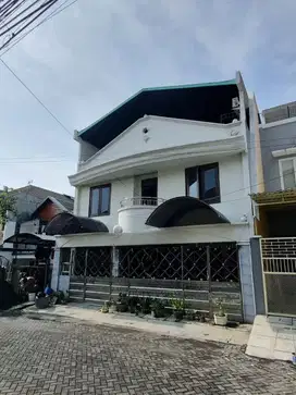 RUMAH KOST RUNGKUT MEJOYO 3 LANTAI, FURNISH, DEKAT UBAYA