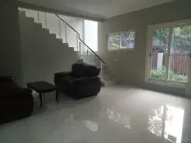 Rumah Taman Surya Hoek jalan lebar cocok utk usaha, harga njop, murah