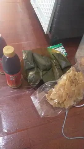 Pencari kerja menerima jasa penitipan anak yang orang tua nya kerja
