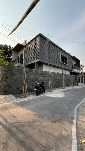 RUMAH MEWAH BARU PLUS KOLAM RENANG DI CLUSTER SUMBER SOLO KOTA