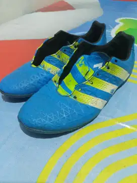Sepatu futsal adidas