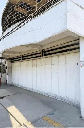 Di sewakan gudang strategis pinggir jalan