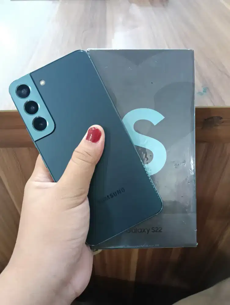 Dijual 
Samsung S22 8/256 GB. Fullset. Kotak Tali Cas. Ori 100%