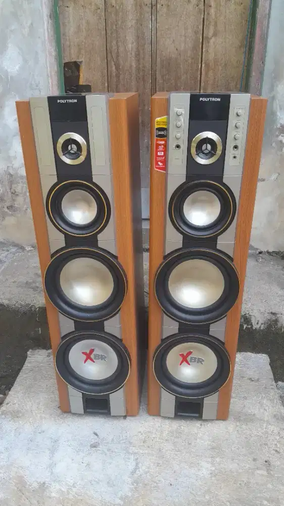 Speker aktif polytron.