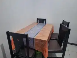 Meja makan minimalis