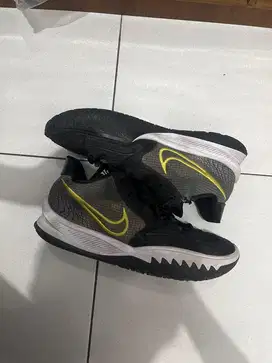 sepatu basket kyrie 4 low