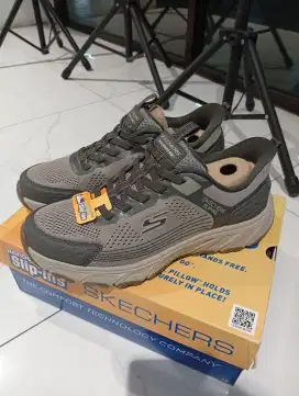 Skechers Hillcrest 2.0 Slip ins size 42