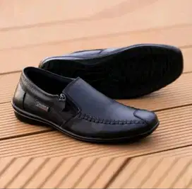 Sepatu slip on kulit terbaru pria santai