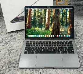 MacBook Pro TouchBar 13 2019 Core i5 -2.4GHz 8GB 256GB Fulset Like New