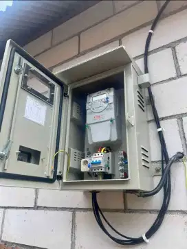 Tukang listrik panggilan (Electrical engineer)