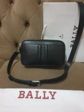 Like new .authentic tas selempang bally