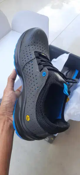 Sepatu safety baru belum dipake