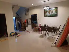 Dijual Rumah 2 Lantai di Singgasana Pradana Bandung