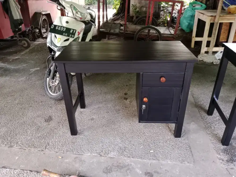 Meja tulis minimalis